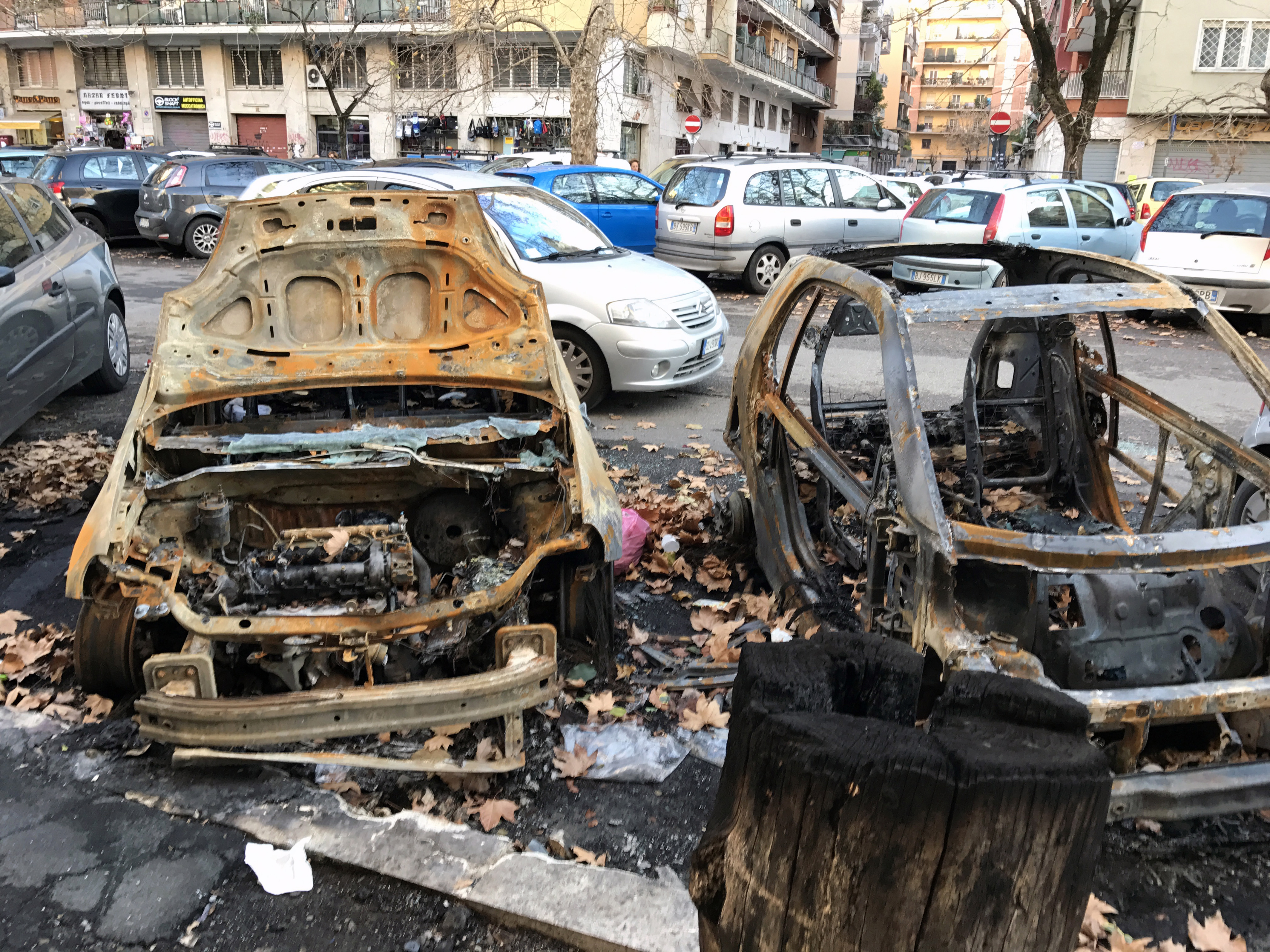 Via Fermi, 41. Carcasse delle auto bruciate nella notte di Capodanno 2017